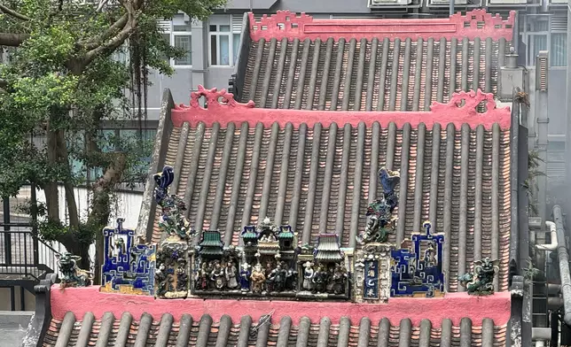 上環的廣福祠屋脊上的石灣陶塑。政府新聞處圖片