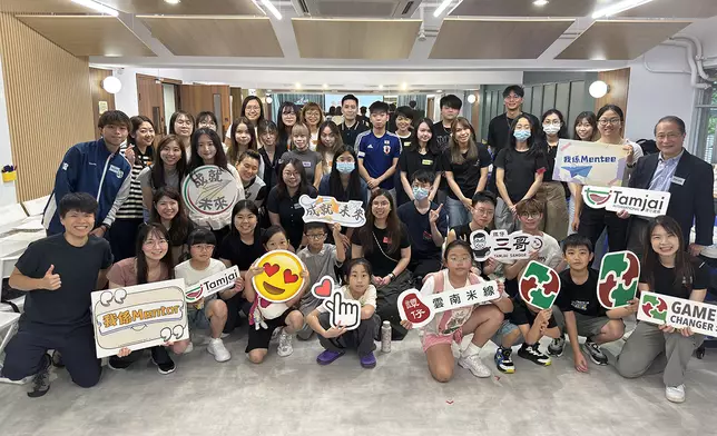 「GAME Changer ─ 成就未來」項目的學生 及 導 師，聯同 新來港兒童 一起 設計及策劃探訪獨居長者活動。