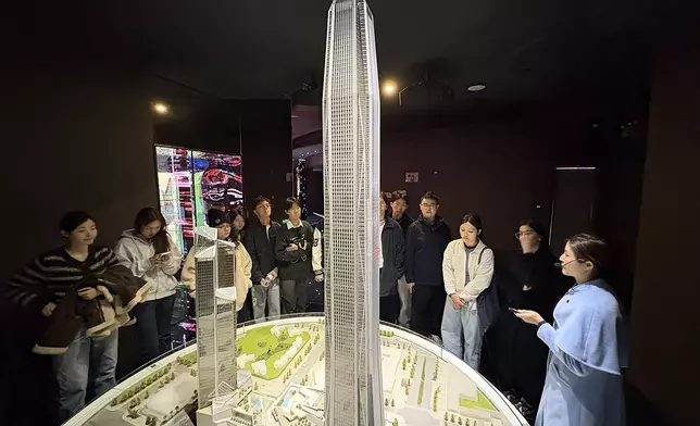 參與「灣區 T+ 研學遊2.0」的青年走進深圳平安金融中心雲際觀光層，深入了解建築背後的精密技術與現代化設計理念，並思考文旅融合與現代城市發展的互相成就。