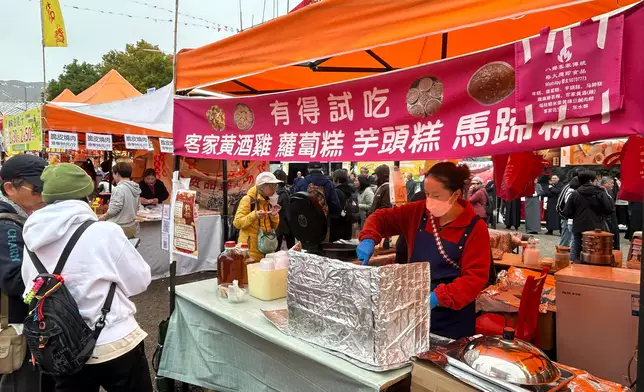 有美食檔以免費試食吸引顧客。巴士的報記者攝