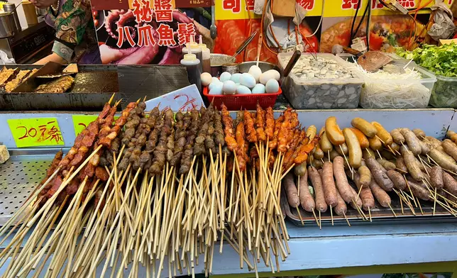 活動現場，各路美食應有盡有、香氣四溢，引人不由垂涎嘗鮮。巴士的報記者攝