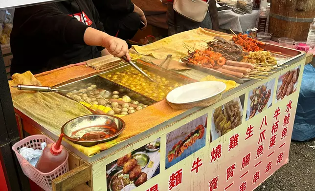 本港街頭小食不少得魚蛋、冷串。巴士的報記者攝