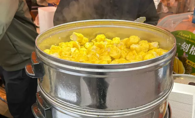 活動現場，各路美食應有盡有、香氣四溢，引人不由垂涎嘗鮮。巴士的報記者攝