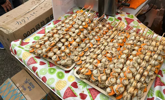 活動現場，各路美食應有盡有、香氣四溢，引人不由垂涎嘗鮮。巴士的報記者攝