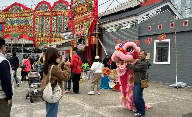 現場還設有龍獅體驗區，讓市民和遊客能親身嘗試舞動獅頭、敲鑼擊鼓，近距離感受這項民俗的獨到樂趣。巴士的報記者攝