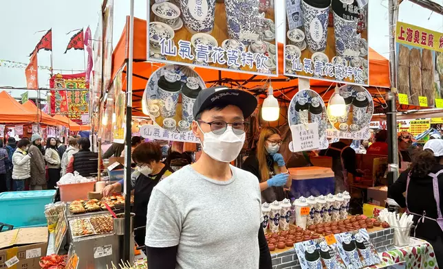 茶飲攤主何先生。巴士的報記者攝