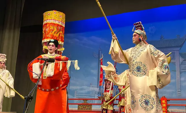 粵劇名伶梁兆明、龍貫天、康華、王潔清等輪番登場，獻演《紫釵記》、《啼笑姻緣》、《再世紅梅記》等經典劇目。巴士的報記者攝