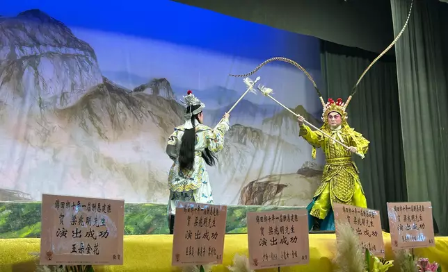 粵劇名伶梁兆明、龍貫天、康華、王潔清等輪番登場，獻演《紫釵記》、《啼笑姻緣》、《再世紅梅記》等經典劇目。巴士的報記者攝