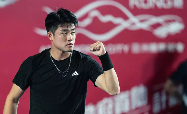 吳易昺以6-4、6-2直落兩盤擊敗匈牙利球手馬路辛。