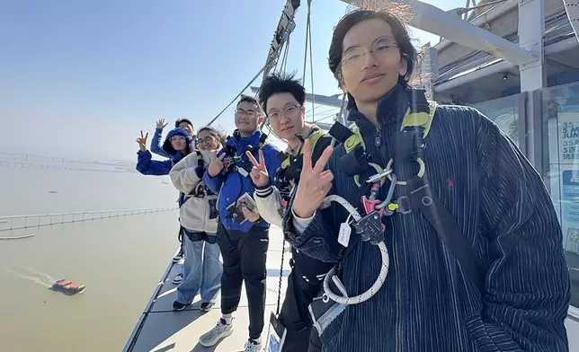 「灣區T+研學遊2.0」首站抵達信德集團在澳門營運及管理的首個非博彩會展旅遊娛樂地標「澳門旅遊塔」，青年們參觀體驗之餘，更透過高空漫步活動中挑戰自我、磨礪勇氣。