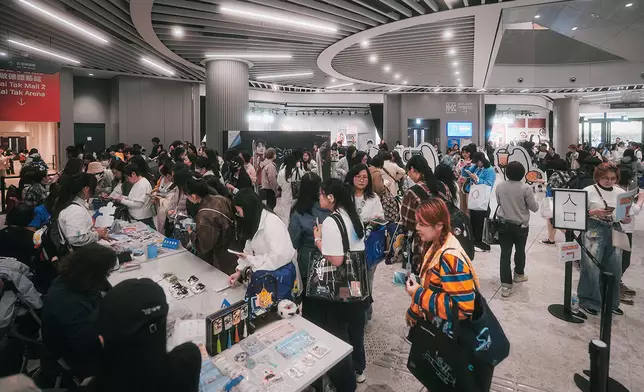 在周深跨年演唱會及節日氣氛帶動下，啟德零售館除夕當日人頭湧湧