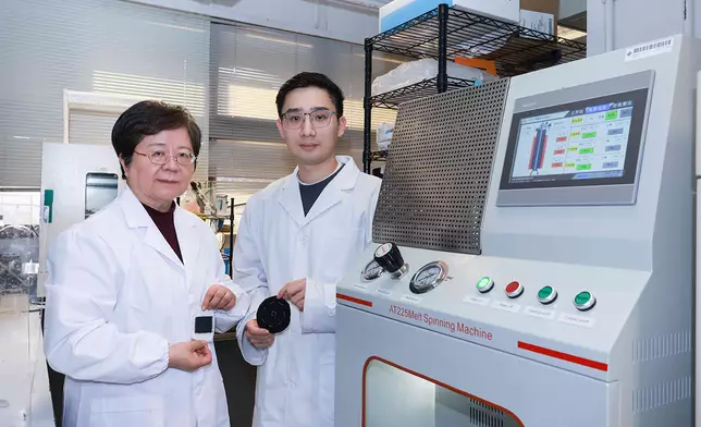 香港理工大學陶肖明教授（左）及蒲俊宏博士（右）帶領的研究團隊研發可在人體安全磁場下靈活變形並調控機械特性的柔軟磁流變紡織品