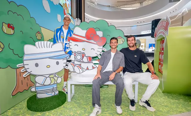 迪亞路、姆錫迪和卡真洛夫在「中銀香港網球公開賽」網球 x Sanrio characters 主題活動內的 Hello Kitty &amp; Dear Daniel 打卡位合照