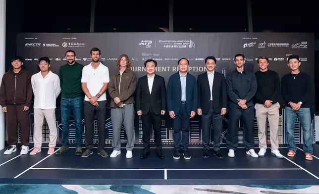 (左起)中國香港首席球手黃澤林、第十五屆全運會男子網球單打銀牌吳易昺、2014年美國網球公開賽冠軍施歴、世界排名第17的卡真洛夫、中銀香港網球公開賽2024年度冠軍盧比利夫、中國銀行(香港)副總裁陳文、中國香港網球總會會長鄭明哲、中國香港網球總會義務秘書長兼中銀香港網球公開賽督導委員會主席周維正、世界排名第8位的姆錫迪、衛冕冠軍亞歷山大慕拿，以及第十五屆全運會男子網球單打亞軍商竣程一同出席中銀香港網球公開賽2026歡迎晚宴。