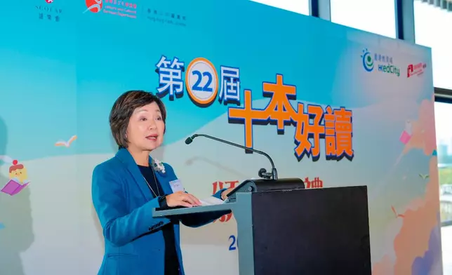 教育局局長蔡若蓮博士致辭時鼓勵學生多讀書、勤讀書，感受「海納百川，有容乃大閱讀」的力量和享受閱讀的樂趣。