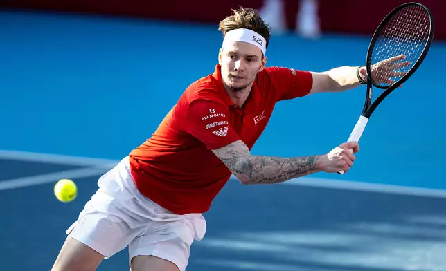 布力克在中銀香港網球公開賽2026單打決賽中反手截擊姆錫迪。