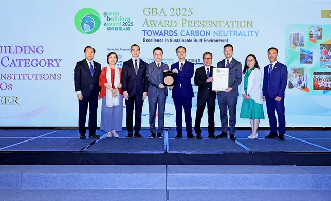 房協於香港綠色建築議會及環保建築專業議會合辦的「環保建築大獎2025」中，在「綠建領導類別」獲頒最高榮譽的先鋒大獎(公共機構及非政府組織)。房協行政總裁陳欽勉(左四)與房協代表領獎。