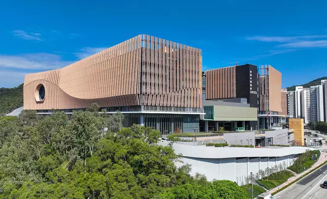 依山傍海而建，以「天人合一、道法自然」及「陰陽五行」為設計理念，以建築形態詮釋中華文化的「精氣神」