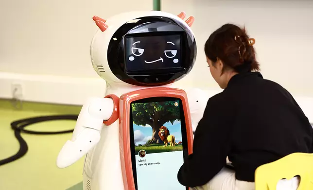 研究團隊成員即場演示Joey。