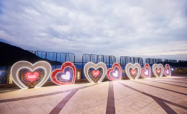 情侶可換領心鎖禮遇，於愉景北心鎖長廊扣上愛的承諾。