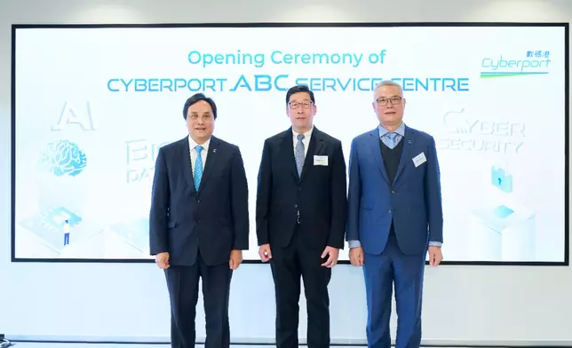 數碼港今日舉行「數碼港ABC服務中心」（ABC Service Centre）開幕禮，中心作為融合人工智能（AI）、大數據（Big Data）及網絡安全（Cybersecurity）三大範疇的綜合平台，提供人工智能賦能、網絡安全評估、專業培訓及專家諮詢等一站式服務。開幕禮由數字政策辦公室副數字政策專員（數字基建）張宜偉擔任主禮嘉賓，並聯同數碼港主席陳細明與數碼港行政總裁鄭松岩博士一起進行揭幕儀式。