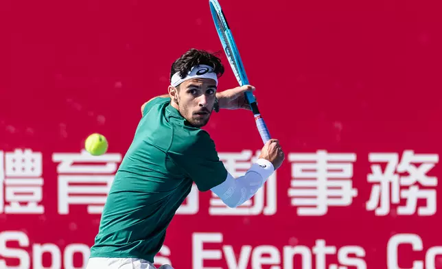 姆錫迪對陣艾卓維尼時，打出一記上旋反手球。