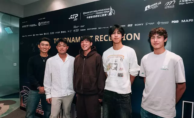 (左起)第十五屆全運會男子網球單打銀牌商竣程、金牌吳易昺、銅牌黃澤林、殿軍周意及代表中國香港獲得青少年團體賽銅牌的朱錯泓一同出席中銀香港網球公開賽2026歡迎晚宴。