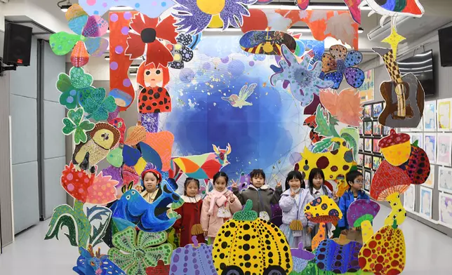 同學們在「唔係吖！？真實定幻境？」大型藝術裝置前打卡留念。此焦點展品由多個年級學生耗時兩個月精心拼湊而成，靈活運用草間彌生的經典波點、無限網，以及畢加索的立體派解構、靜態掃描及版畫等元素，創意滿分。