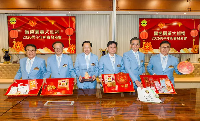 嗇色園主席黎澤森(左三)、梁宇華(左二)、余大業(右三)、陳燦輝(左一)、副主席馬澤華(右二)董事梁錦和(右一)介紹嗇色園黃大仙祠丙午年新春參神安排，以及105周年紀慶安排。嗇色園提供圖片