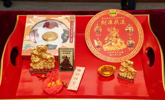 嗇色園將會派發「五路財神卡」給上頭炷香或正月期間捐款的善信。另外，正月期間於財神宮捐款港幣100元請領金箔一片，可獲贈「聚寶金馬」擺設(小)一件及「招財琉璃元寶」一個；捐款港幣500元請領「五路財神」金箔套裝(五片)，可獲贈「聚寶金馬」擺設(大)一件、「五色招財琉璃元寶」套裝一份、「財神金卡」一張及「五方來財錢袋」一個。嗇色園提供圖片