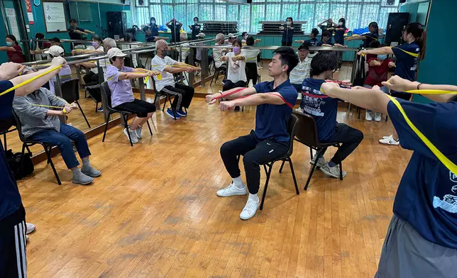 參加防跌運動訓練班的長者反應踴躍，普遍認為適量運動有助增強肌力，更能應付日常生活所需。