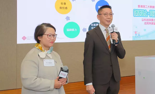 彭耀宗教授（右）及符少娥教授（左）指，理大研究團隊首階段已為近900名長者進行評估，並為有較高跌倒風險的長者提供為期12星期的針對性防跌訓練，累計有逾100人次參與。