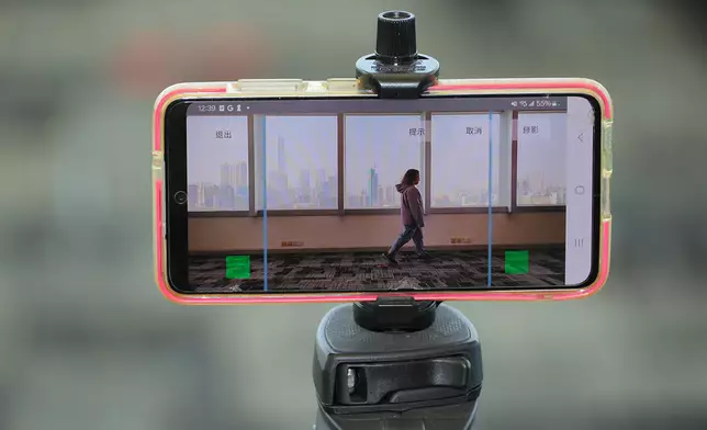 理大康復治療科學系以自主研發的人工智能技術，為長者進行跌倒風險篩查。