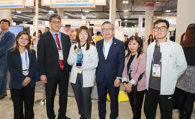 趙汝恒教授（左二）、中華人民共和國香港特別行政區政府駐三藩市經濟貿易辦事處副處長黃愷明女士（左一）、香港科技園公司行政總裁黃秉修先生（右三）與憑藉「智能消防機械人」奪得「最佳創新大獎」的理大初創連山動力科技有限公司代表合照。