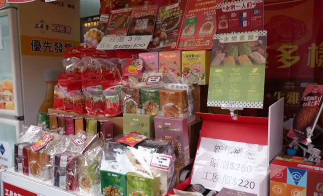 「奀師傅」品牌與永樂粉面廠在今次工展會上合作帶來各式各樣產品與禮盒。巴士的報記者攝