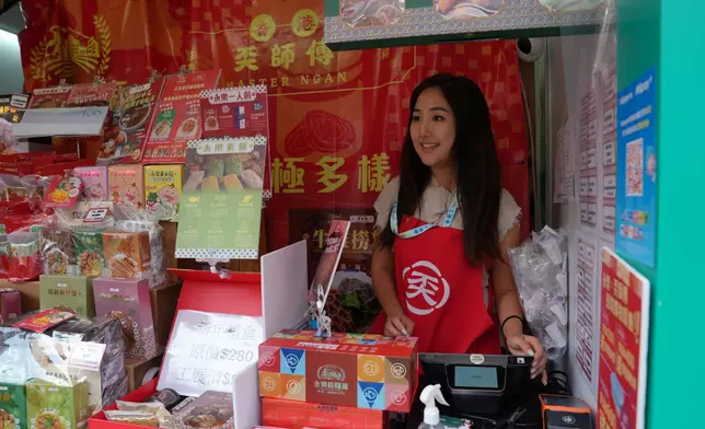 June親自到工展會上的攤位照料生意，向客戶介紹自家產品。巴士的報記者攝