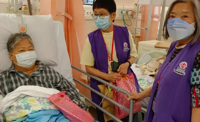 「腎之友」主席張國明(右)醫院探訪病友。香港復康會提供圖片