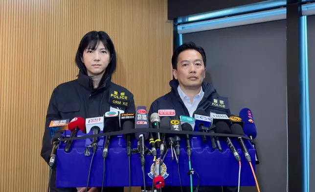 東九龍總區刑事部（行動）警司黃奕隆及東九龍總區重案組第一隊主管總督察鄔凱寧向傳媒簡報案情。