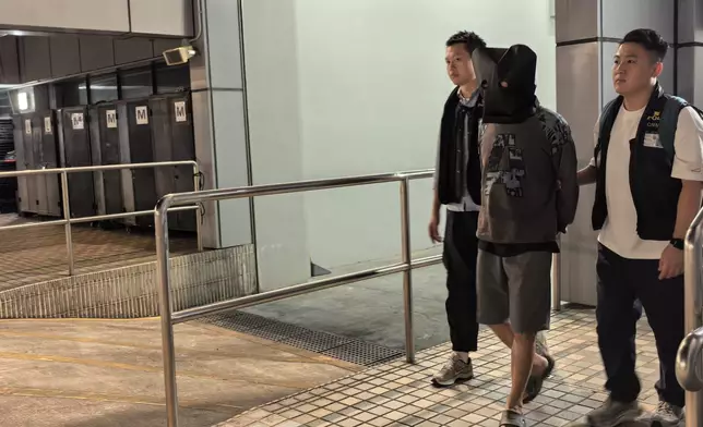 疑犯被警方押走。