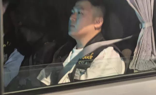 疑犯被警方押走。