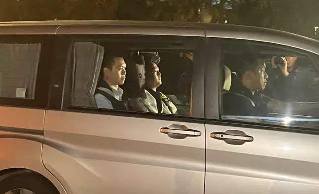 疑犯被警方押走。