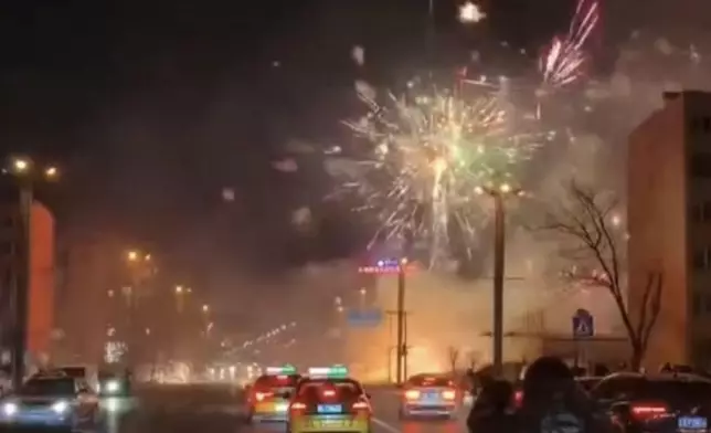 遼寧攤販鞭炮被接連引爆，響徹夜空半小時變煙火表演。影片截圖