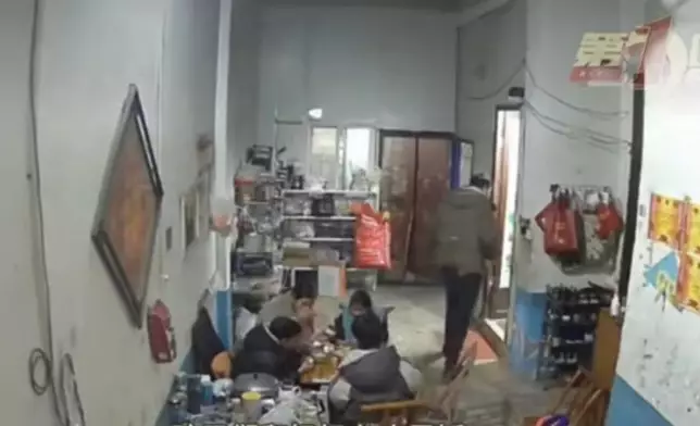 男子清晨如廁倒地猝死遺下病重父與3子女，妻子被迫獨力承擔家計。影片截圖