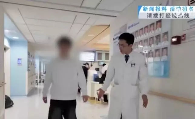 少年遭遇嚴重車禍命危，醫院果斷代家屬簽手術書開刀挽回一命。影片截圖