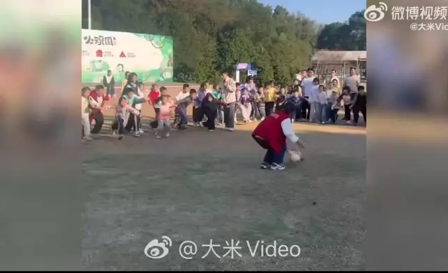 女童玩遊戲意外贏隻母雞，帶回家當寵物兩個月竟產下逾40隻蛋。影片截圖