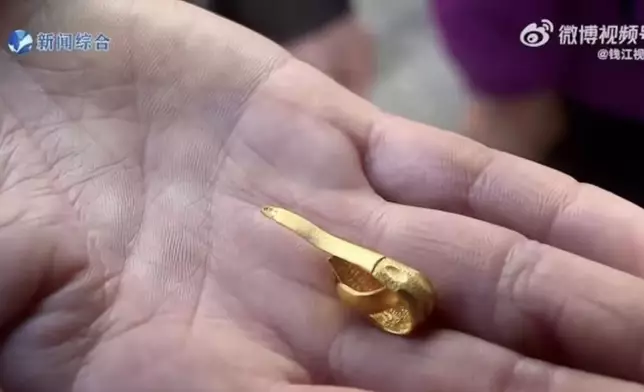 女子將5.5克黃金戒指拿到金舖以舊換新到手竟變2克。影片截圖
