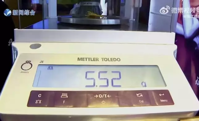 女子將5.5克黃金戒指拿到金舖以舊換新到手竟變2克。影片截圖