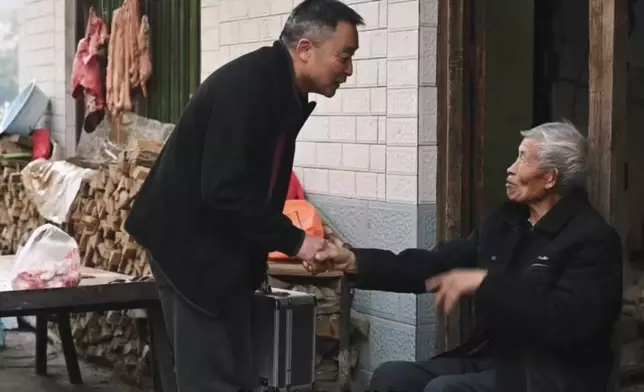 5旬理髮師25年來風雨無阻穿行大山義務為弱勢長者理髮。影片截圖