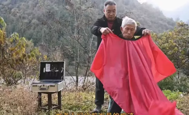 5旬理髮師25年來風雨無阻穿行大山義務為弱勢長者理髮。影片截圖