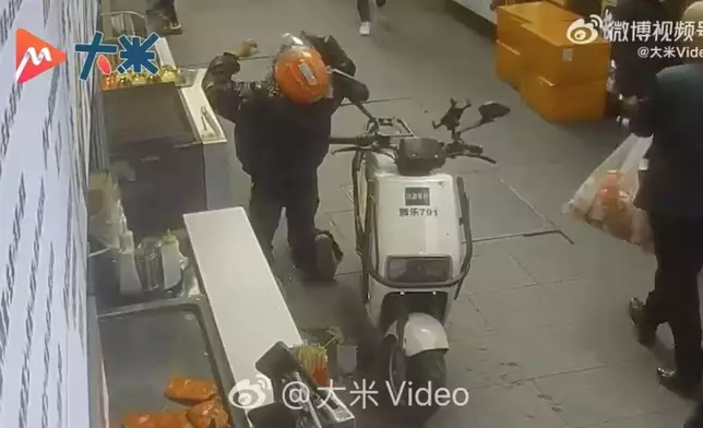 大學生憂送單超時匆忙進食致卡喉，附近店主急施海姆立克法救回。影片截圖